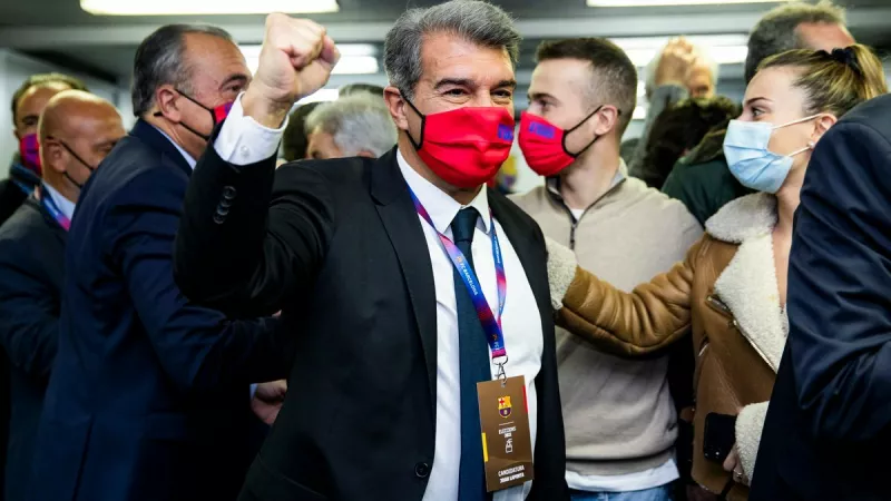 Лапорта официально вступил в должность президента Барселоны. Он обратился к Месси и Куману