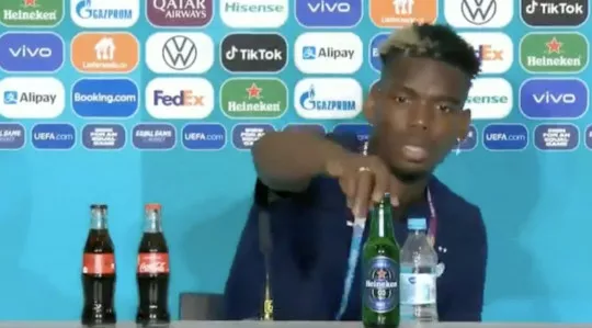 В стиле Роналду: Погба убрал бутылку пива на пресс-конференции после матча с Германией (Видео)