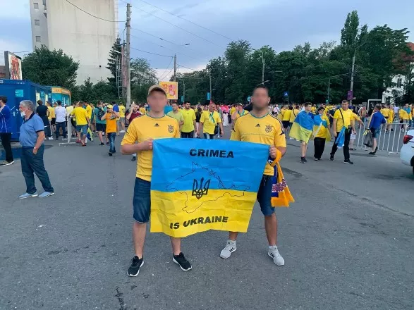 МИД разбирается с недопуском болельщиков на матч сборной с флагом «Крым — это Украина»