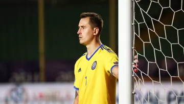 «Так в обороне нельзя играть»: вратарь сборной Казахстана Покатилов о волевой ничьей с Украиной