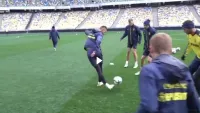 Видео эпизода: Ярмоленко эффектно пробросил мяч между ног Гармашу на тренировке сборной Украины
