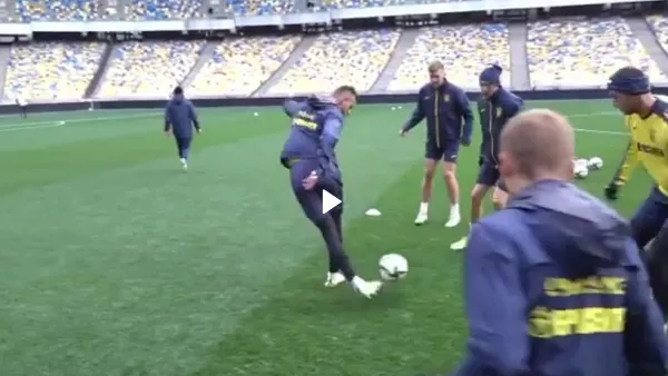 Видео эпизода: Ярмоленко эффектно пробросил мяч между ног Гармашу на тренировке сборной Украины