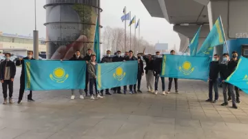 Сборную Казахстана в Украине встретили местные студенты
