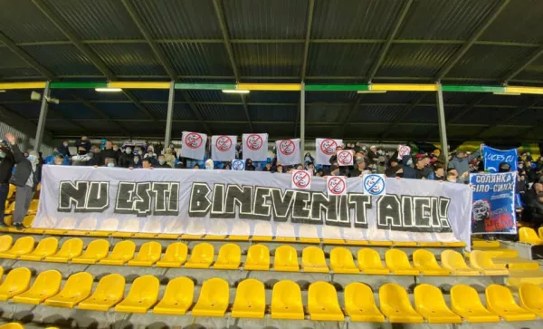 Ультрас Динамо вывесили баннер на румынском языке, адресованный Луческу: «Тебе здесь не рады» (фото)