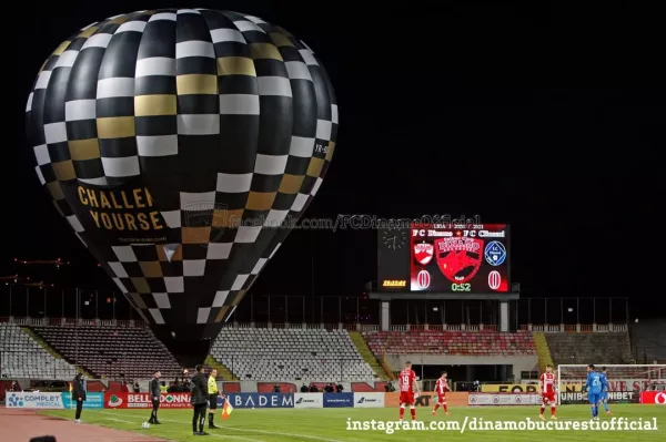 Фанаты Динамо Бухарест запустили воздушный шар, чтобы посмотреть матч (Видео)