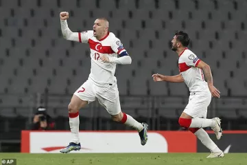 Хет-трик легенды Галатасарая помог Турции разбить главного конкурента Украины на Евро (Видео)