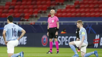 Арбитр отказался преклонить колено перед матчем ЛЧ. УЕФА озвучила, чем это грозит