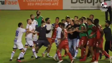 В Бразилии произошла массовая драка во время футбольного матча: пришлось вмешаться полиции (Видео)
