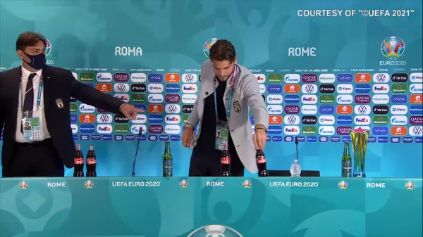 Локателли спародировал жест Роналду с Coca-Cola после победы над Швейцарией (Видео)
