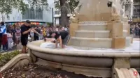 Шотландские фанаты искупались в фонтане с пивом перед матчем с Англией (Видео)