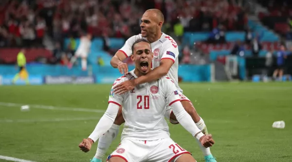 Разгромившая Россию Дания стала первой сборной в истории Евро, вышедшей в плей-офф после двух поражений