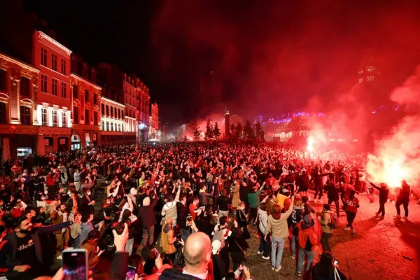 Песни, салют и фаеры: тысячи болельщиков вышли на улицы, празднуя чемпионство Лилля