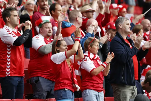 Фанаты устроили фантастический прием сборной Дании после разгрома над Россией (Фото)