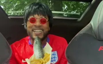 Легенда Ман Юнайтед наорал на рыбу и выпрыгнул из машины в поддержку Англии на Евро-2020 (Видео)