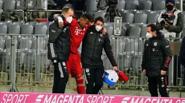 Защитник Баварии получил травму в матче с Боруссией и с помощью врачей покинул поле