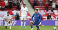 Игрок сборной Румынии не встал на колено перед игрой с Англией в солидарность с Куделой