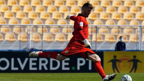 В Португалии вратарь забил гол через всё поле (Видео)
