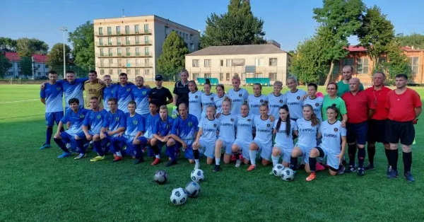 Женская команда Днепр-1 одолела мужской ВДН из областной лиги