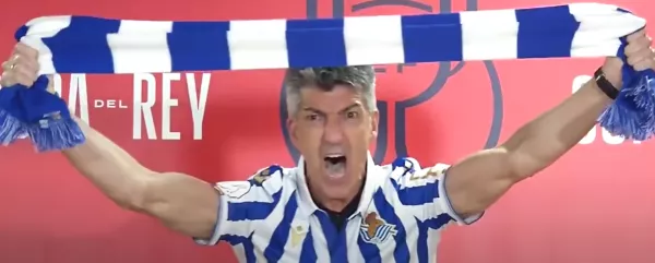 Тренер Реал Сосьедада с безумными криками и в футболке с шарфом отпраздновал победу в Кубке Испании (видео)
