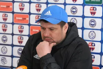Украинскому тренеру стало плохо во время матча чемпионата Казахстана: пришлось звать врачей