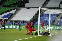ПСЖ проиграл Баварии 0:1, но прошел дальше благодаря правилу гостевого гола (видео)