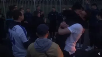 «Чемпионы, мы всегда с вами»: болельщики Динамо встретили команду возле базы (Видео)