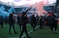 Разъяренные фанаты МЮ прорвались на стадион, протестуя против владельцев клуба. Матч отложен (Фото)