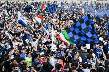 Синие фаеры и клубные флаги: тысячи фанатов отпраздновали на улицах Милана чемпионство Интера (Видео)