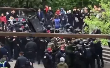 Фанаты Динамо устроили драку с полицией перед матчем с Зарей (Видео)