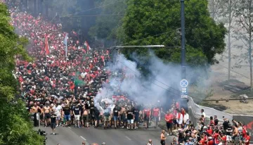 Фанаты Венгрии прошли маршем с баннером перечеркнутого человека на колене (Фото)