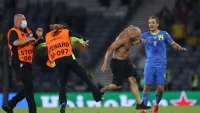 Болельщик сборной Украины прорвался на поле после матча со Швецией (Видео)