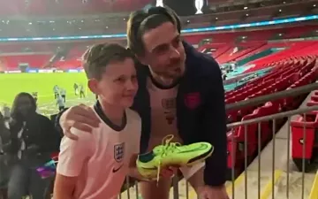 Хавбек сборной Англии Грилиш подарил бутсы юному болельщику после поражения от Италии (Видео)