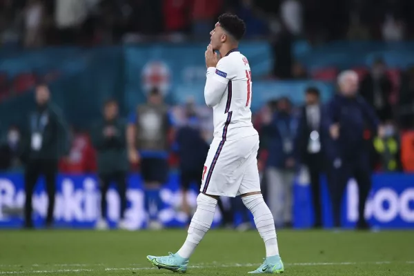 Легенда сборной Англии отреагировал на извинения Санчо за незабитый пенальти в финале Евро-2020 