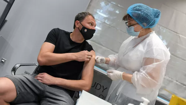 «Мир прогрессирует»: Шахтер вакцинировался от коронавируса (Фото)