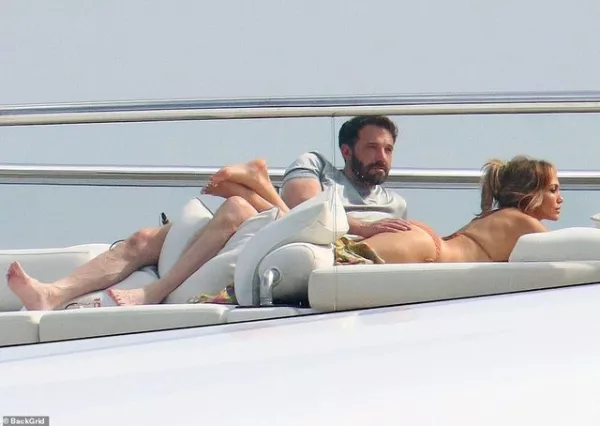 Дженнифер Лопес и Бен Афлек провели романтический круиз на яхте президента Шахтера (Видео)