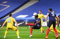 Ман Юнайтед и ПСЖ поспорят за рекордсмена сборной Франции Камавингу