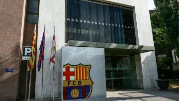 Полицейские проводят обыски в офисе Барселоны, экс-президент клуба арестован