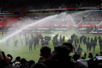 Фанаты Манчестер Юнайтед устроили беспорядки и сорвали дерби с Ливерпулем (Видео)