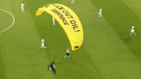 Перед игрой Франции и Германии на поле приземлился парашютист в рамках акции Гринпис (Видео)