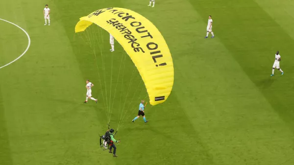 Перед игрой Франции и Германии на поле приземлился парашютист в рамках акции Гринпис (Видео)