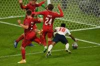 Легенда Ливерпуля оправдал Стерлига за спорный пенальти в матче против Дании