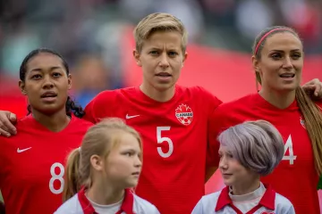 Канадская футболистка стала первым трансгендером, завоевавшим олимпийскую медаль