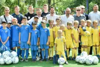 Блохин, Павелко и динамовцы подарили футбольную площадку детям, исполнившим гимн в одном из дворов Троещины