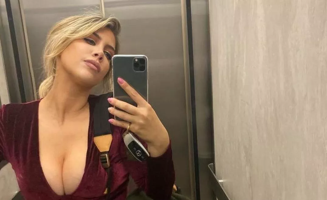 Жена Икарди возмущена политикой Instagram, который удалил откровенный снимок